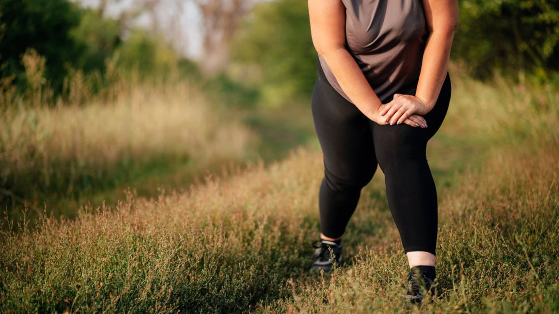 Overgewicht en lichaamsgewicht management, vrouw in sportkleding in de natuur.